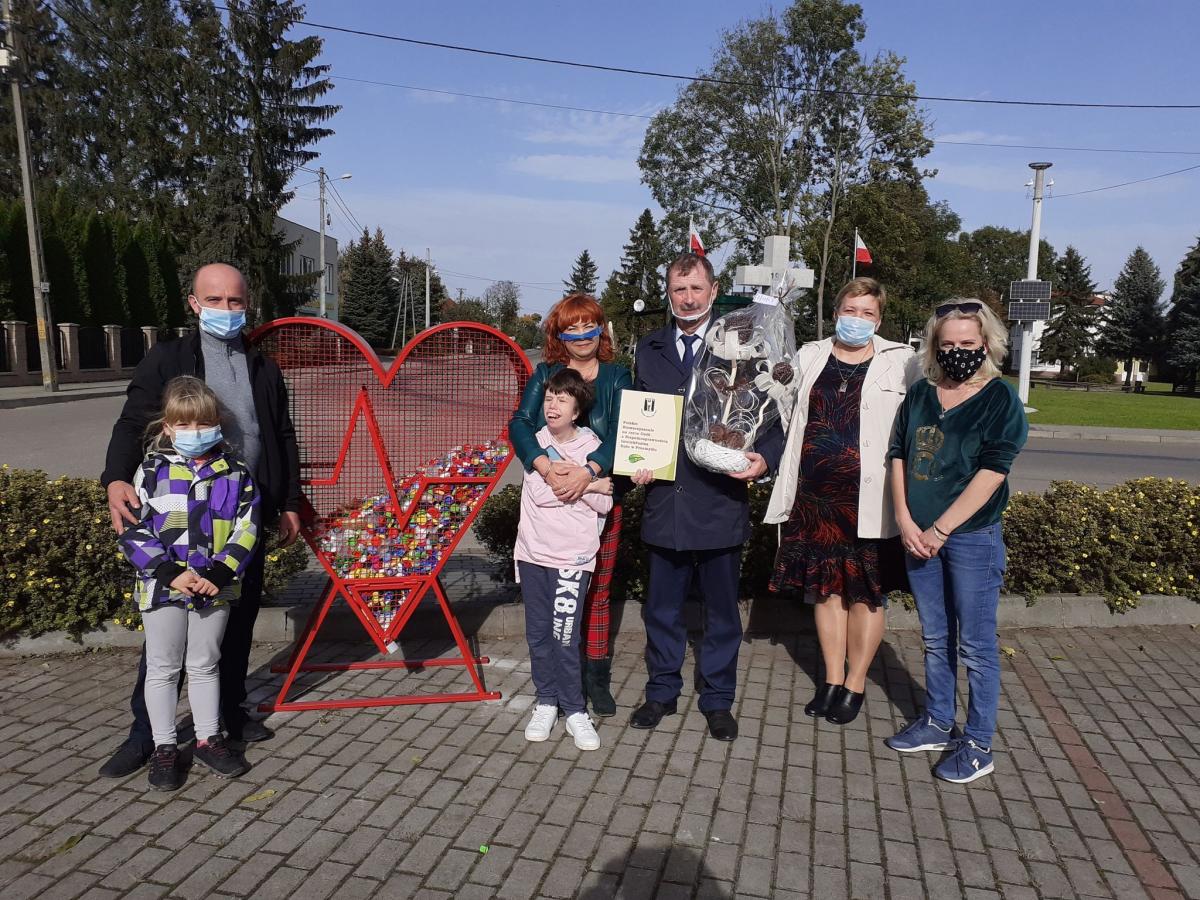 Metalowe serce na nakrętki w Stubnie powoli się zapełnia. Zbiórka wystartowała 22 października br. Oficjalnie zainaugurowała ją Beata Gumienny, wiceprzewodnicząca zarządu PSONI w Przemyślu, która podziękowała wszystkim za inicjatywę.<br/>fot.materiały organizatora