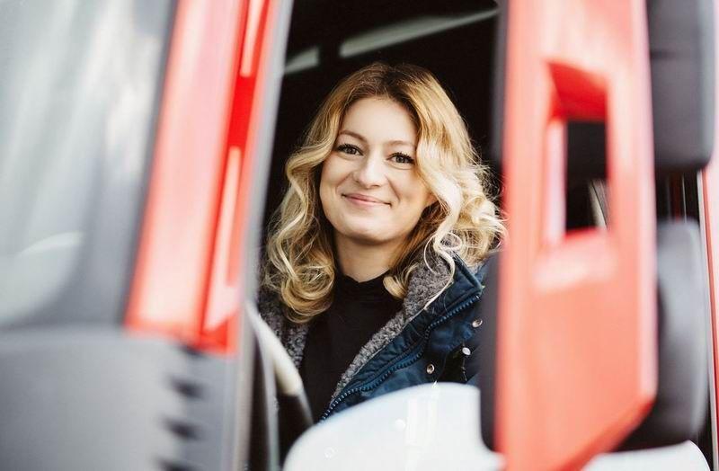 Iwona od dziewięciu lat jest zawodowym kierowcą. Posiada bogate doświadczenie w pracy w różnych dziedzinach transportu na dwóch kontynentach. Obecnie prowadzi zestaw ponadgabarytowy o łącznej długości do 70 metrów.



<br/>fot.materiały prasowe I. Blecharczyk