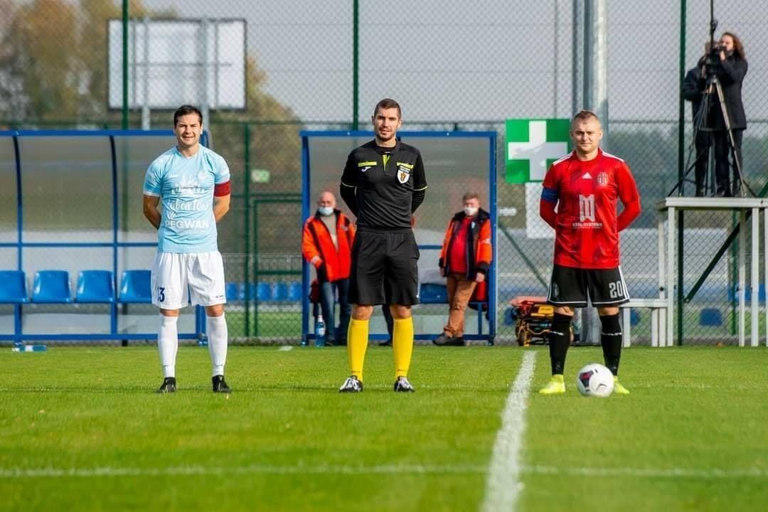 Kapitan Wólczanki Stal Systems Krzysztof Pietluch (z prawej) meczu z Siarką Tarnobrzeg nie będzie najlepiej wspominać.<br/>fot.www.lewart.lubartow.pl
