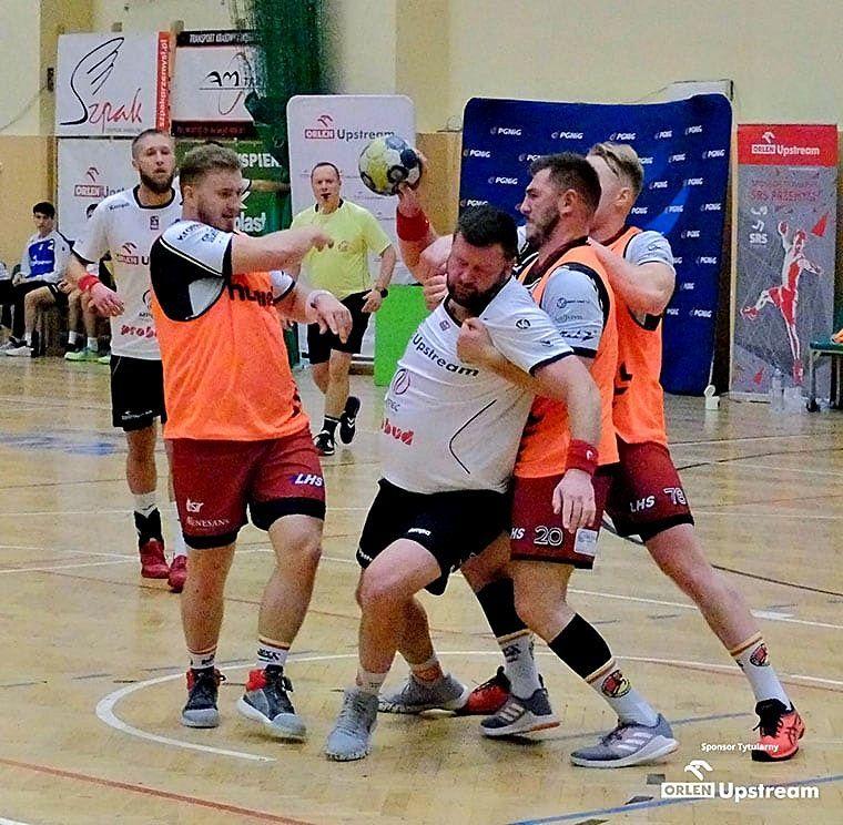 Przemyślanie już od 16. min meczu w Chrzanowie musieli radzić sobie bez Macieja Kubisztala (z piłką), który dostał czerwoną kartkę.<br/>fot.ze zbiorów własnych