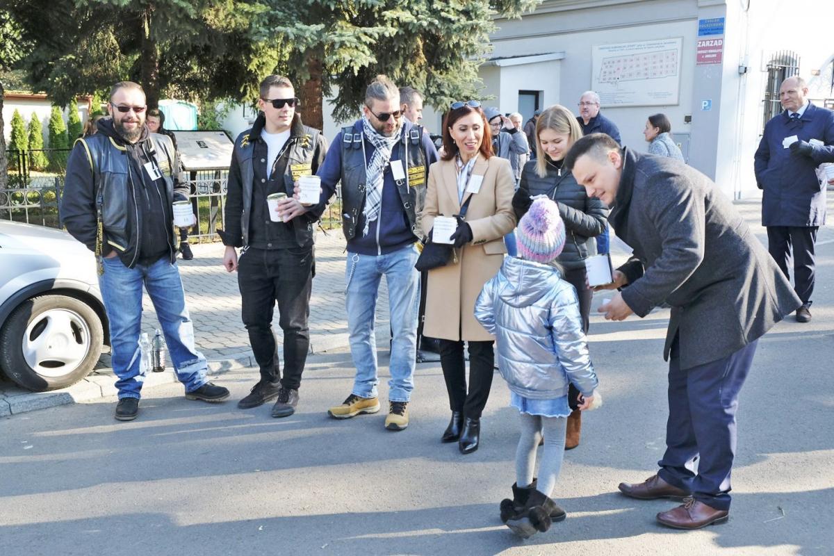 W tym roku 1 listopada nie zobaczymy przed cmentarzami kwestujących na rzecz ratowania zabytków starych cmentarzy.<br/>fot.Jacek Szwic