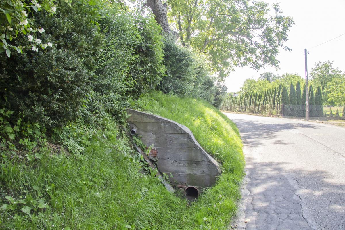 Bogusław Urban poinformował, że skarpa, która budziła obawy mieszkającej nad nią rodziny, zostanie zabezpieczona murem oporowym. <br/>fot.Bartłomiej Pacek