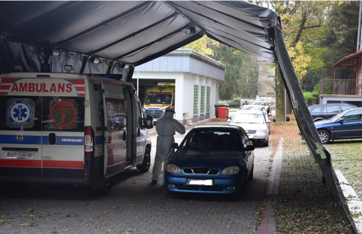 W Przemyślu, na terenie byłego szpitala wojskowego, powstał 2. punkt poboru wymazów. Możliwe, że powstanie kolejny.fot.Wojewódzka Stacja Pogotowia Ratunkowego Przemyśl