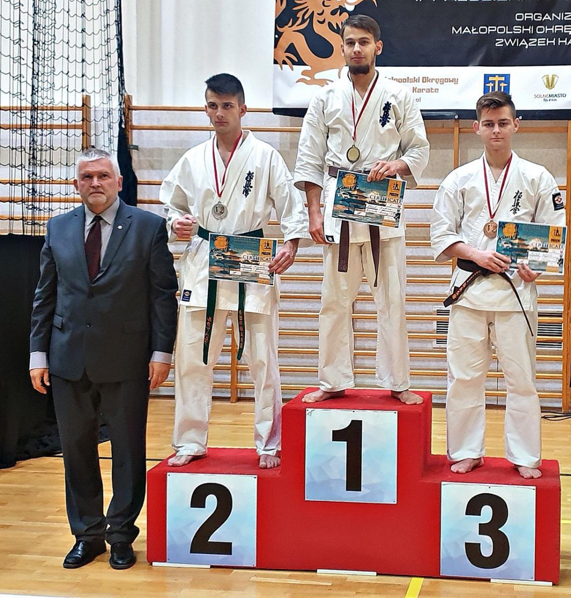 Michał Igielski (pierwszy z prawej) walki rozegrał pierwszy raz w formule full contact, czyli w pełnym, bezpośrednim zwarciu, bez użycia jakichkolwiek ochraniaczy tułowia, nóg, głowy i rąk.<br/>fot.ze zbiorów własnych