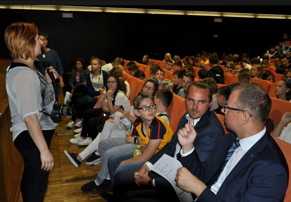 Stypendium Twórcze Prezydenta Miasta Przemyśla w dziedzinie literatury przyznano Annie Szydełko  - na realizację „3. edycji Przemyskiej Rewolucji Literackiej”. Była ona pomysłodawczynią i organizatorką wielu projektów promujących czytelnictwo, m.in. „Zatruty język - o mowie i nienawiści i hejcie w m