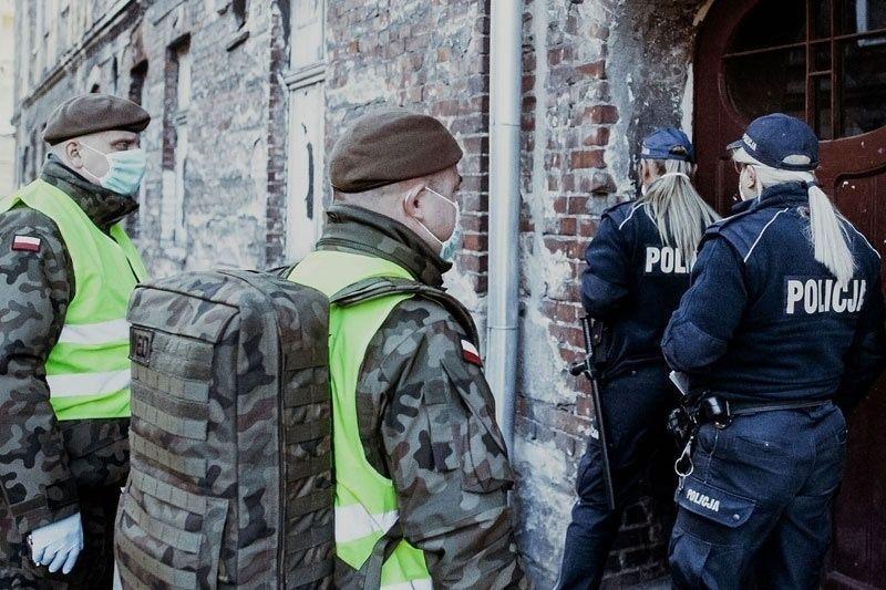 Na wniosek Komendy Wojewódzkiej Policji w Rzeszowie blisko 40 podkarpackich terytorialsów wspiera patrole policji w monitorowaniu osób objętych kwarantanną.<br/>fot.Paulina Lęcznar