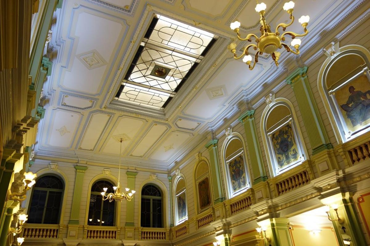W latach 2010 – 2012 dworzec kosztem ok. 25 mln zł przeszedł gruntowny remont, a przy nadzorze konserwatora zabytków przywrócono mu wygląd sprzed ponad 100 lat, m.in. panoramy miasta pędzla Mariana Strońskiego, które oświetla zabytkowy, drewniany żyrandol. Hol główny dworca zdobią plafony Feliksa Wy