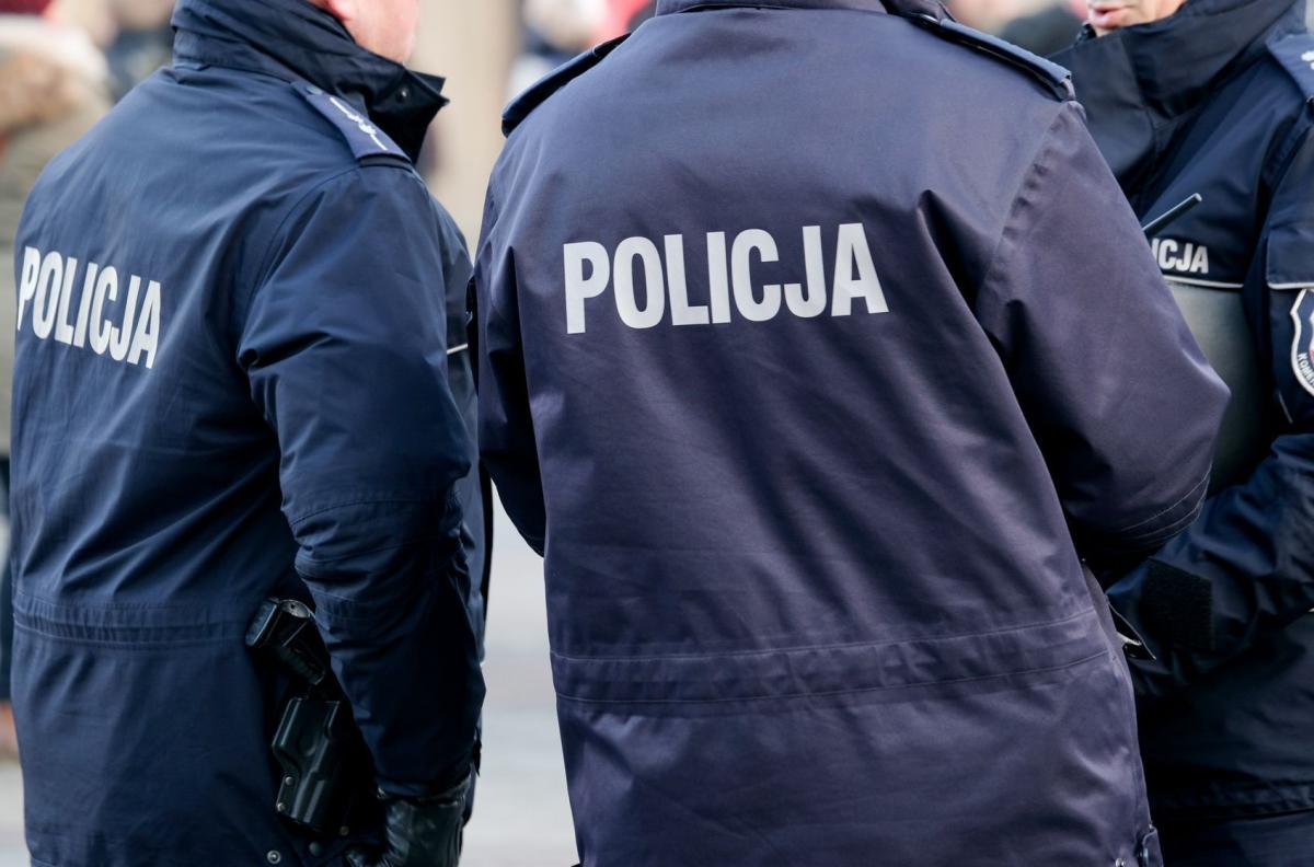 Podczas drugiej fali koronawirusa SARS-CoV-2 wrócił obowiązek zasłaniania ust i nosa w przestrzeni publicznej. Wcześniej policjanci najczęściej pouczali, obecnie nieprzestrzegającym prawa wlepiają mandaty karne.<br/>fot.ze zbiorów własnych