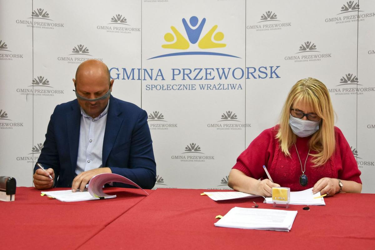 Umowę dofinansowania na przygotowanie, opracowanie i wydanie publikacji poświęconej przeszłości związanej z najazdami tatarskimi na ziemie przeworskie parafowali wójt gminy Daniel Krawiec oraz skarbnik Małgorzata Wilk.<br/>fot.UG Przeworsk