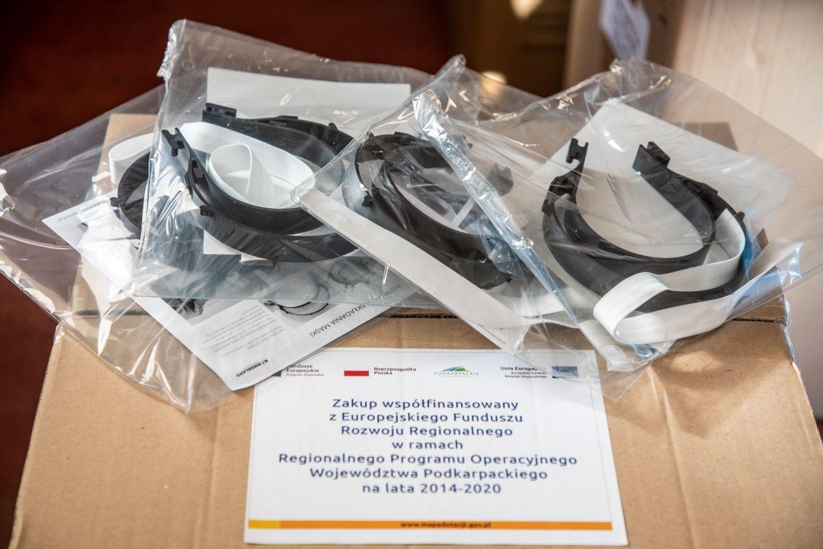 Do przemyskiego szpitala i tutejszej stacji pogotowia, jak również szpitala nr 2 w Rzeszowie, tamtejszej stacji pogotowia i szpitala wojewódzkiego w Krośnie trafi w sumie 26 tys. maseczek chirurgicznych, 1850 przyłbic i 6,5 tys. półmasek typu FFP2/FFP3.<br/>fot.Urząd Marszałkowski w Rzeszowie