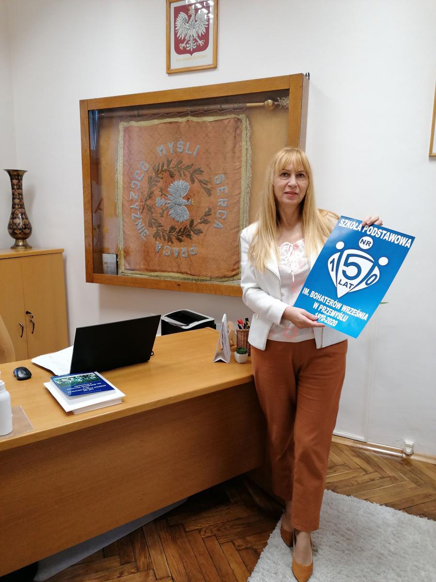 – 150-lecie uczciliśmy między innymi projektując okolicznościowe plakaty i kubki z wizerunkiem szkoły i jej logo, przeznaczone dla sympatyków naszej szkoły – mówi Małgorzata Ziober, dyrektor SP nr 5.<br/>fot.ze zbiorów szkoły