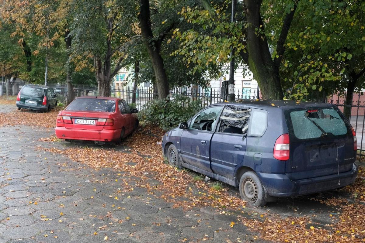 Na prawo od bramy, na terenie kolejowym, stoją trzy osobowe bezpańskie auta.fot.Jacek Szwic
