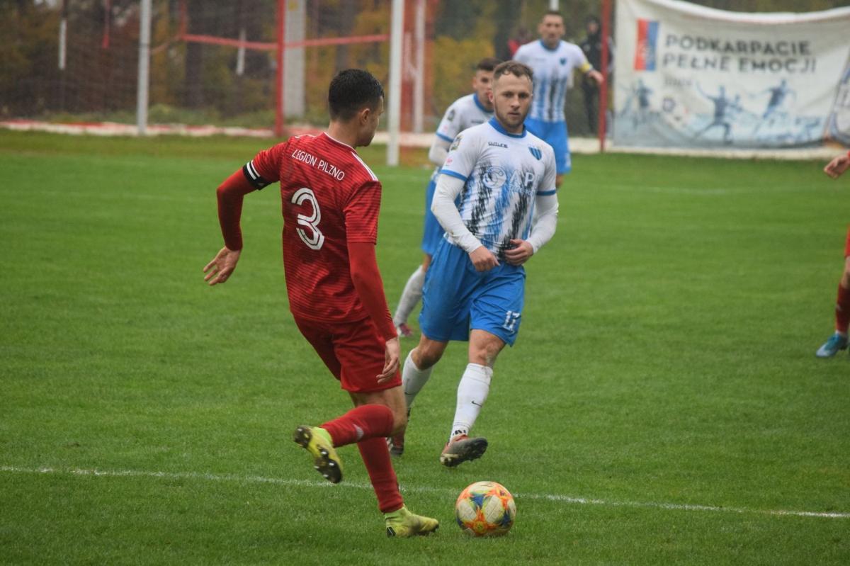 Bartłomiej Raba (nr 17, biało-niebieski strój) był bohaterem spotkania w Pilźnie między Legionem z JKS Jarosław. Ustrzelił hat-tricka!<br/>fot.Dominik Budzowski