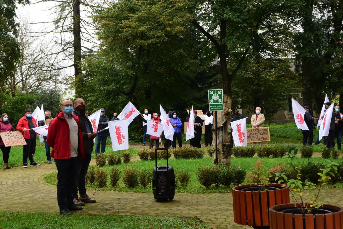 Kwestia wygaszenia niektórych kierunków była jednym z powodów pikiety, która odbyła się przed rektoratem 12 października. <br/>fot.Paweł Bugira