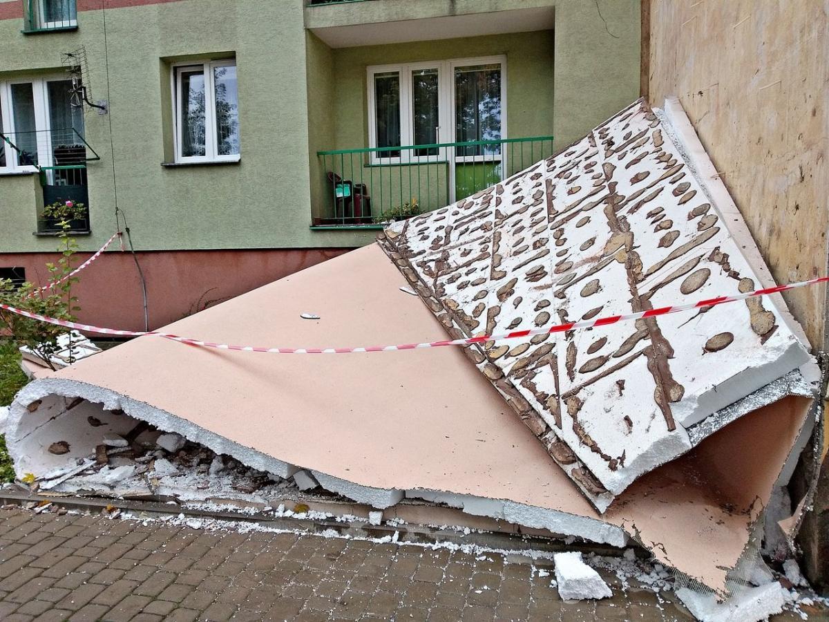 Gdyby w tym samym momencie, kiedy odpadał kawał elewacji, ktoś przechodził chodnikiem, mógłby ucierpieć.<br/>fot.Mariusz Godos