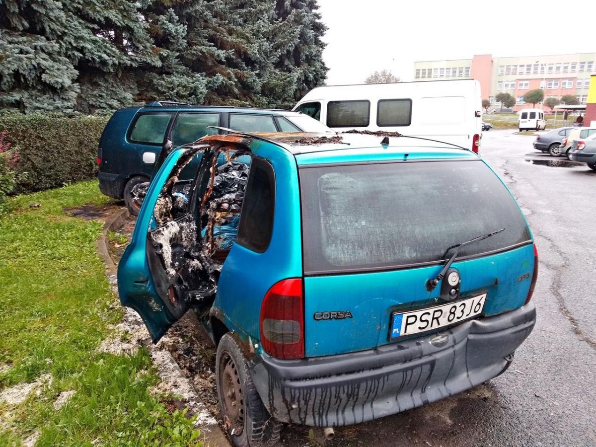 Na parkingu Biedronki przy ulicy Focha w Przemyślu stoi kilka porzuconych, rozbebeszonych samochodów. Jeden z nich jest spalony. Stoi tam od miesiąca. Jak widać, nikomu nie przeszkadza.fot.Mariusz Godos
