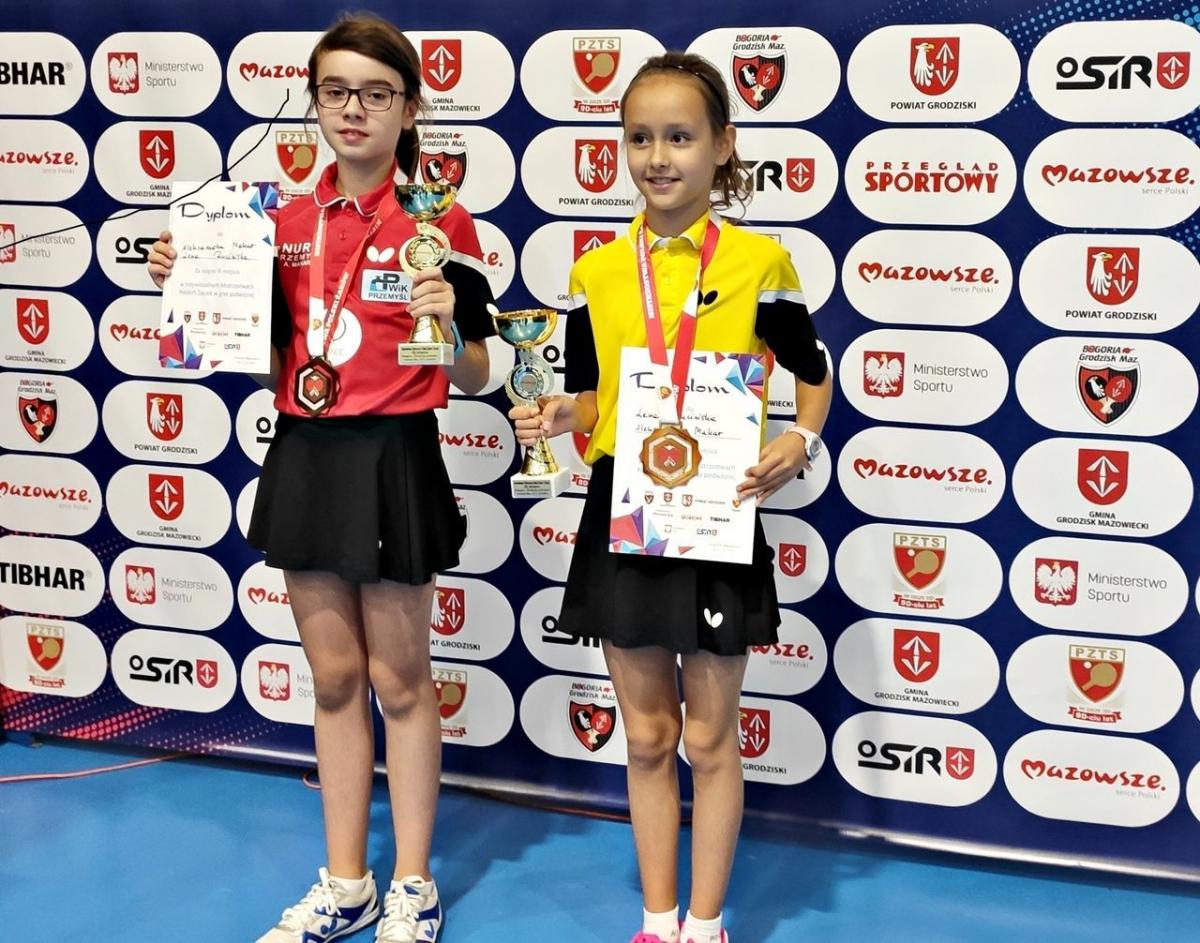 Aleksandra Makar (z lewej) w parze z Leną Rucińską zdobyły brązowym medal w deblu podczas Mistrzostw Polski żaczek w tenisie stołowym.<br/>fot.ze zbiorów własnych