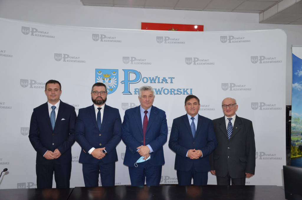 Zarząd powiatu po rekonstrukcji. Od lewej stoją: Łukasz Laska, Jacek Kierepka, Bogusław Urban, Wiesław Bukowski i Mieczysław Żuk.<br/>fot.Starostwo Powiatowe Przeworsk