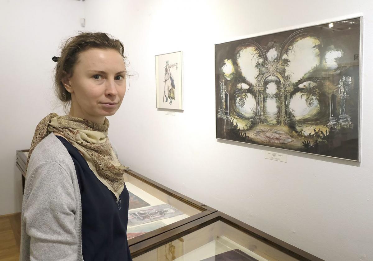 Po wystawie „Polska scenografia i kostiumy w XIX i XX wieku” oprowadzała jej kuratorka Renata Grzebuła.<br/>fot.Jacek Szwic