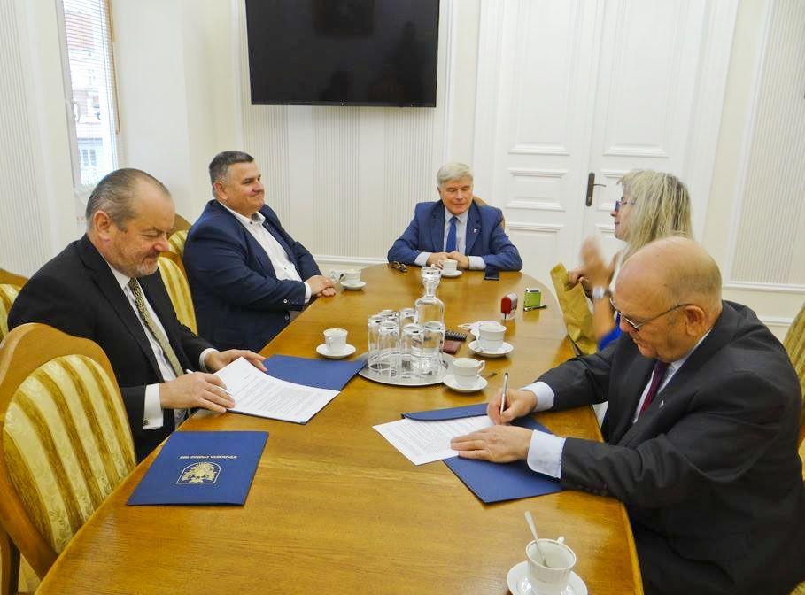 W imieniu Krosna umowę przypieczętowującą przekazanie 20 tys. zł powiatowi przemyskiemu podpisali prezydent Piotr Przytocki i skarbnik Marcin Połomski. Powiat przemyski reprezentowalił natomiast wicestarosta Marek Kudła, członek Zarządu Powiatu Ryszard Gołębiowski oraz skarbnik Agnieszka Paryga.

<b