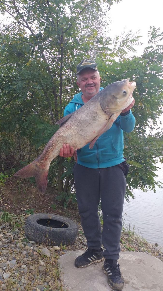 Pan Bogusław chwali się pięknym okazem. Złowiona przez niego tołpyga mierzyła około metra i ważyła około 15 kilogramów.<br/>fot.Nadesłane przez Czytelnika