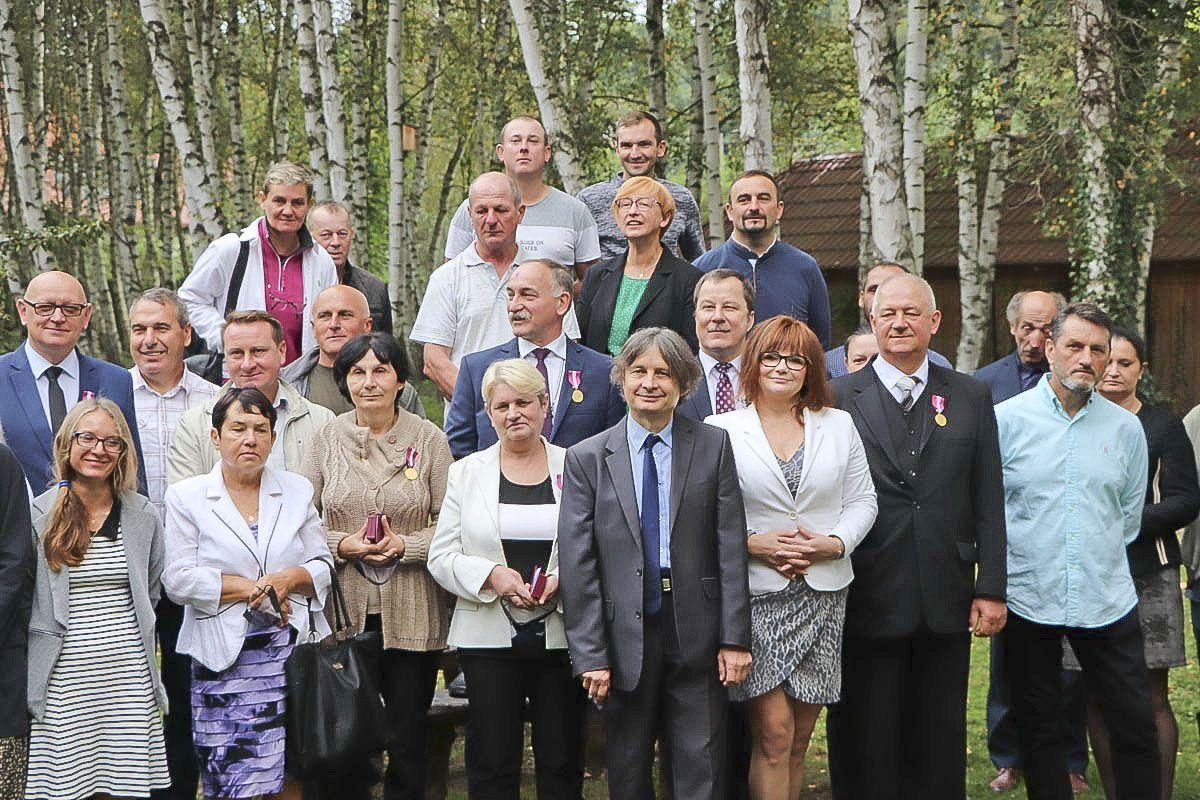 Pracownicy arboretum w Bolestraszycach odznaczeni Złotymi Medalami za Długoletnią Służbę w towarzystwie wicewojewody podkarpackiego Jolanty Sawickiej. <br/>fot.PUW Rzeszów