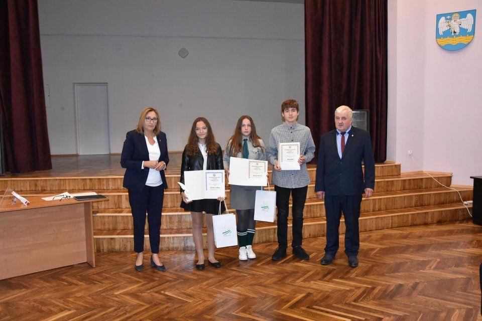 Nominowani to (od lewej) Karolina Łakomy ze Szkoły Podstawowej w Dębowie, Paulina Bieniasz ze Szkoły Podstawowej w Ostrowie oraz Maciej Rak ze Szkoły Podstawowej w Gaci.<br/>fot.UG Gać