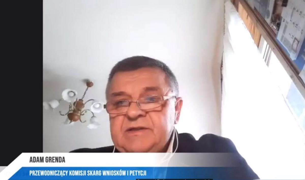 Rekomendacje komisji skarg, wniosków i petycji odczytał jej przewodniczący Adam Grenda.<br/>fot.Starostwo Powiatowe w Jarosławiu