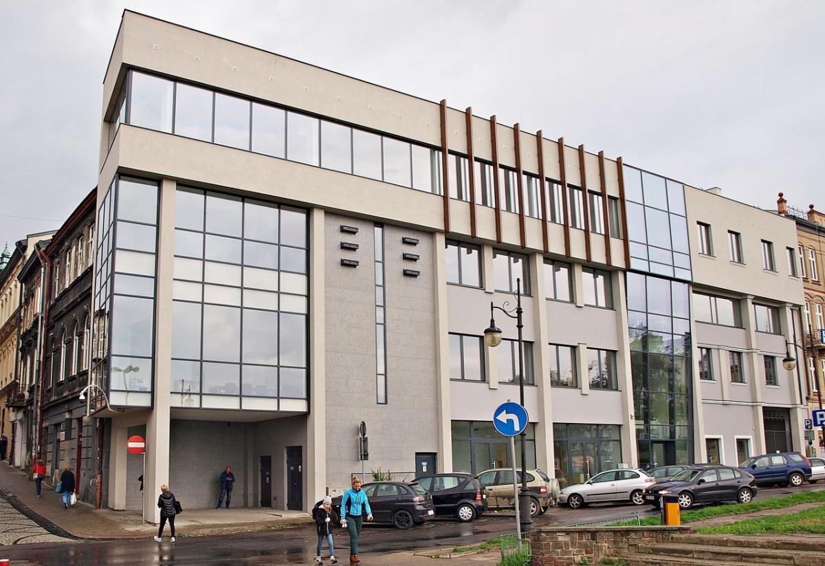 Odnowiony, ładnie prezentujący się obiekt Przemyskiego Inkubatora Przedsiębiorczości i Innowacji przy ul. Ratuszowej 10A na razie świeci pustkami. <br/>fot.Mariusz Godos