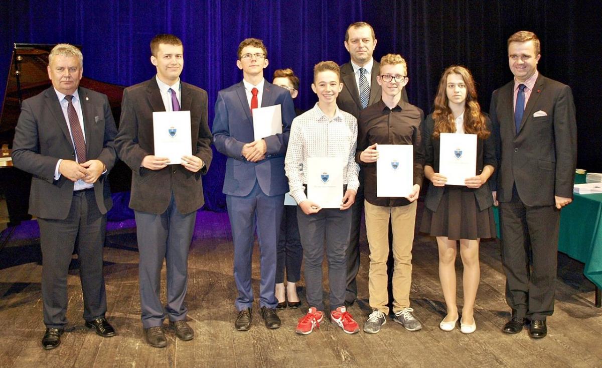 Michał Jarosz (trzeci z lewej) przez kilka lat był wyróżniającą się postacią placówki przy ulicy Słowackiego w Przemyślu. Laureatem wielu ogólnopolskich olimpiad przedmiotowych, stypendystą prezydenta miasta Przemyśla.<br/>fot.Mariusz Godos