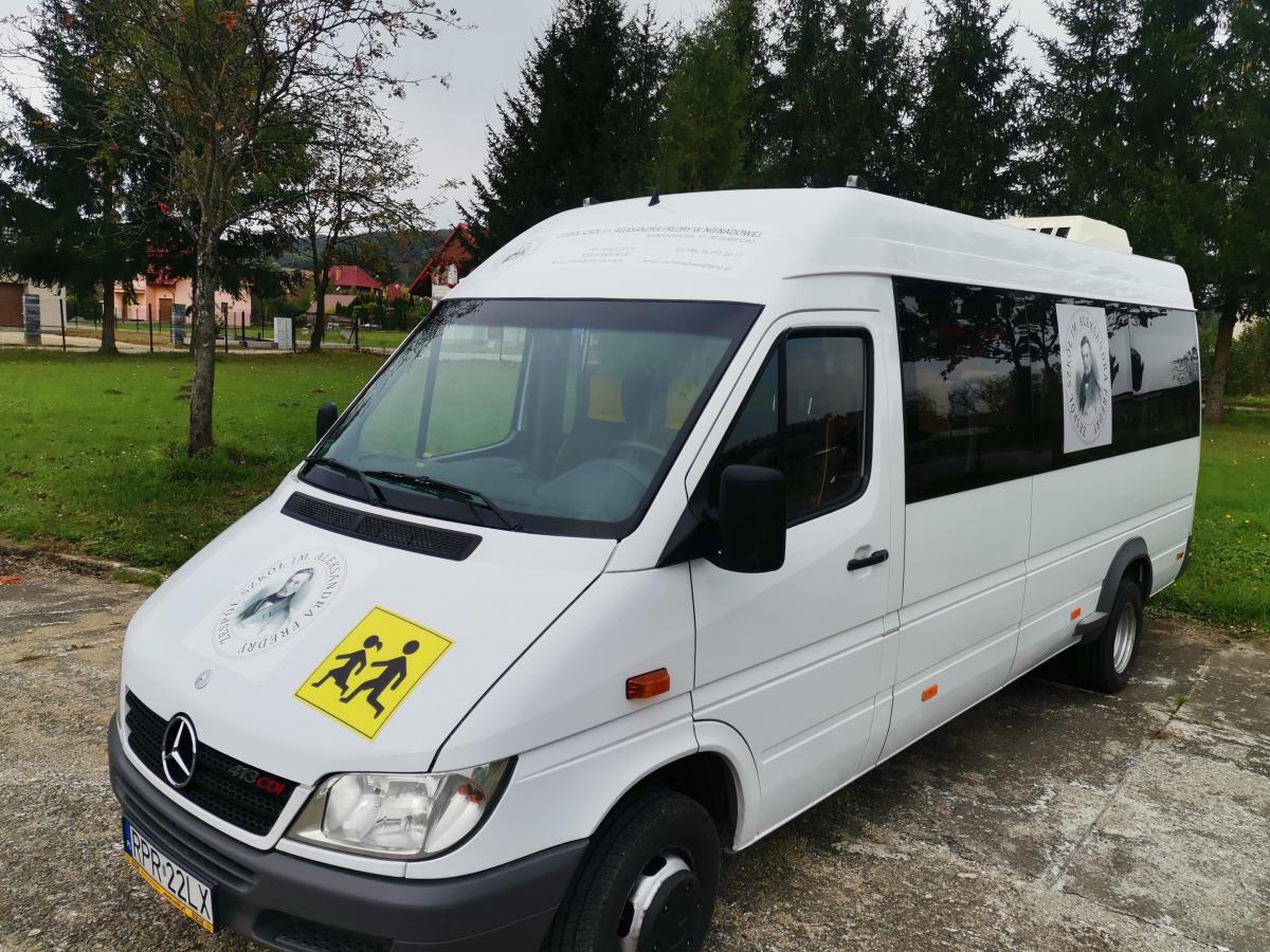 Zespół Szkół im. Aleksandra Fredry w Nienadowej otrzymał od władz powiatu przemyskiego 19-osobowy bus marki Mercedes.<br/>fot.UG Bircza