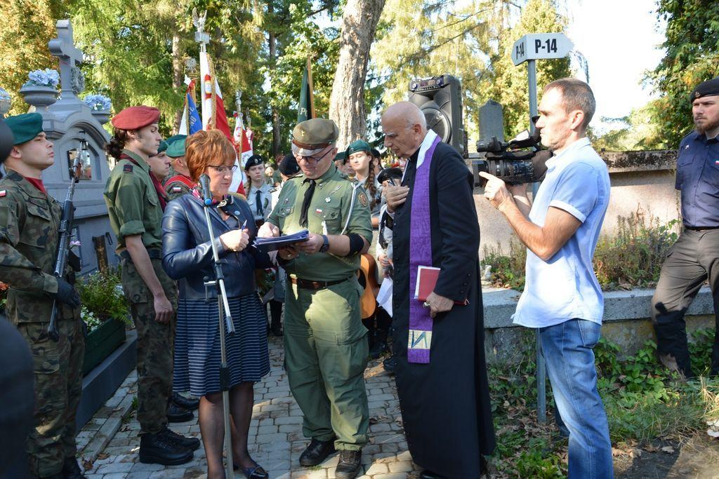 Niestrudzona szefowa Towarzystwa Przyjaciół Przemyśla i Regionu Bogusława Pieczyńska odnowiony nagrobek przekazała pod opiekę harcerzom.<br/>fot.ze zbiorów własnych