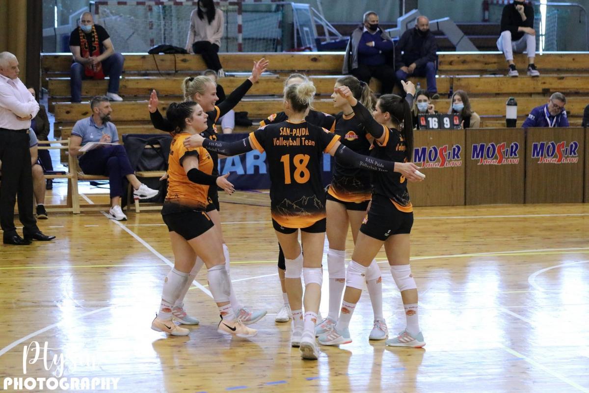 Dwa pierwsze sety jarosławianki wygrały bez najmniejszych problemów. Te pojawiły się potem...<br/>fot.www.facebook.com/SanPajdaVolleyballTeam