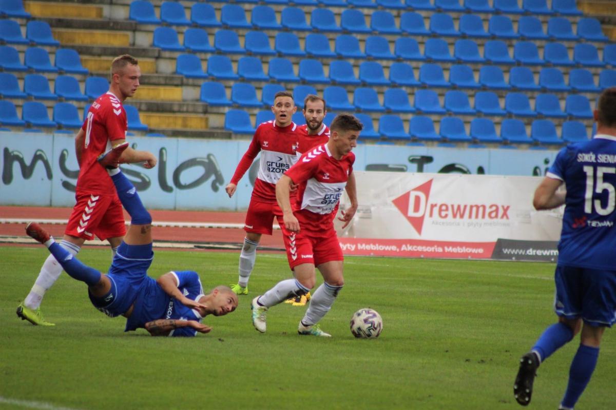 Lider z Puław (czerwone stroje) w końcówce osiągnął przewagę, ale nie zdołał zdobyć zwycięskiej bramki.<br/>fot.materiały prasowe Wisły Puławy