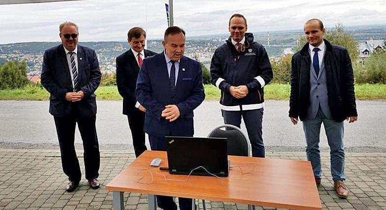 Na przemyskim Zniesieniu dyrektor rzeszowskiego oddziału Generalnej Dyrekcji Dróg Krajowych i Autostrad Bogdan Tarnawski (na pierwszym planie) ogłosił przetarg na opracowanie tzw. studium korytarzowego dla przebiegu zachodniej obwodnicy miasta.<br/>fot.ze zbiorów własnych