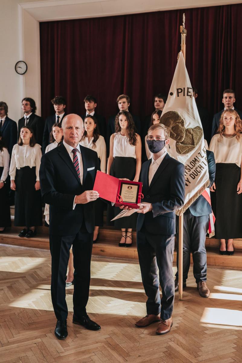 Nagrodę „Primus Inter Pares” dyrektor „Słowaka” Tomasz Dziumak wręczył dwóm absolwentom I LO.<br/>fot.ze zbiorów własnych