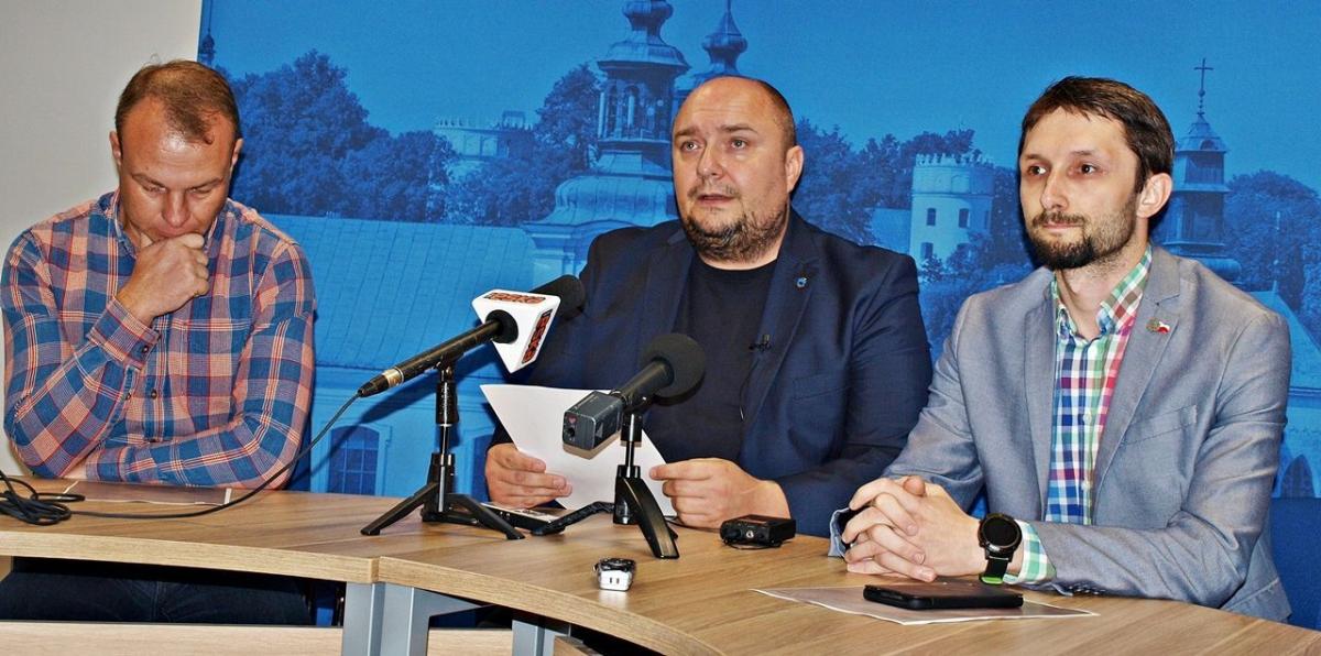 Na konferencji prasowej pojawili się trzej radni Wspólnie dla Przemyśla: Marcin Kowalski (w środku), Mirosław Majkowski (z lewej) i Tomasz Leszczyński. Sprawę przedstawił ten pierwszy.<br/>fot.Mariusz Godos