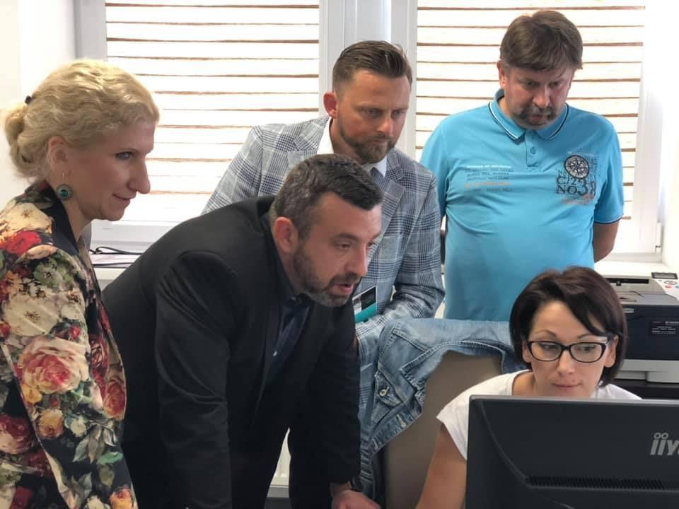 Kilkanaście dni temu wiceprzewodniczący Rady Miejskiej w Przemyślu Robert Bal (Regia Civitas) wraz z przewodniczącym Komisji Gospodarki Miejskiej Rady Miejskiej w Przemyślu Wojciechem Rzeszutką (PiS) zorganizowali wyjazd do Świdnika. W podróży na Lubelszczyznę wzięli także udział pracownicy przemysk