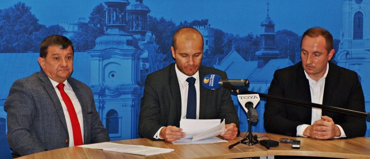 – Powtórzę po raz kolejny: chcemy współpracować z władzami miasta. Ale na partnerskich warunkach. Chcemy dobra miasta, a nie ciągłych konfrontacji. Pewne rzeczy zaszły za daleko – przewodniczący Rady Miejskiej w Przemyślu Maciej Kamiński. Radny Andrzej Berestecki (z lewej) zapewnił, że nikt wśród ra