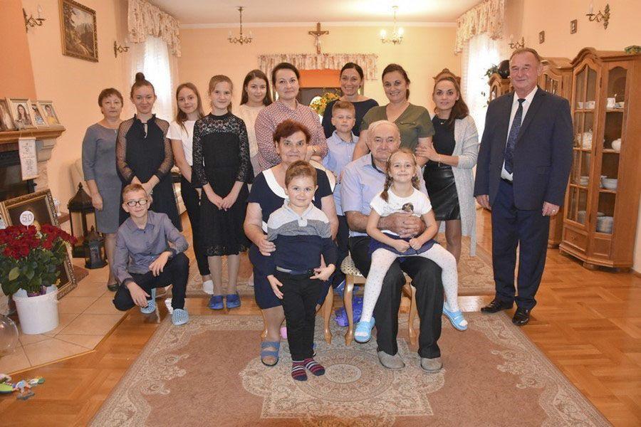 Zamiast zwyczajowego spotkania dla wszystkich tym razem zdecydowano, że burmistrz odwiedzi jubilatów w ich domach.<br/>fot.UMiG Sieniawa