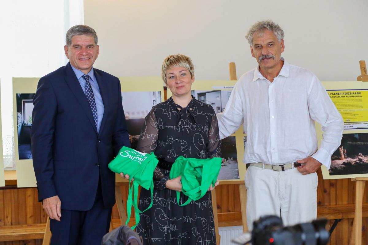 Burmistrz Miasta Dynów, Zygmunt Fraczak, dyrektor MOK w Dynowie Aneta Pepaś-Skowron oraz pomysłodawca konferencji prof. Mariusz Zemło z Uniwersytetu w Białymstoku.<br/>fot.materiały organizatora