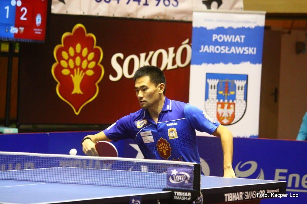 Znakomitą dyspozycję utrzymuje Kou Lei (na zdjęciu), który nie dał szans zarówno Suchowi, jak i Chodorskiemu. Reprezentant Ukrainy chińskiego pochodzenia awansował na podium najskuteczniejszych zawodników LOTTO Superligi Tenisa Stołowego z bilansem 8 zwycięstw i 3 porażek.<br/>fot.Kacper Loc