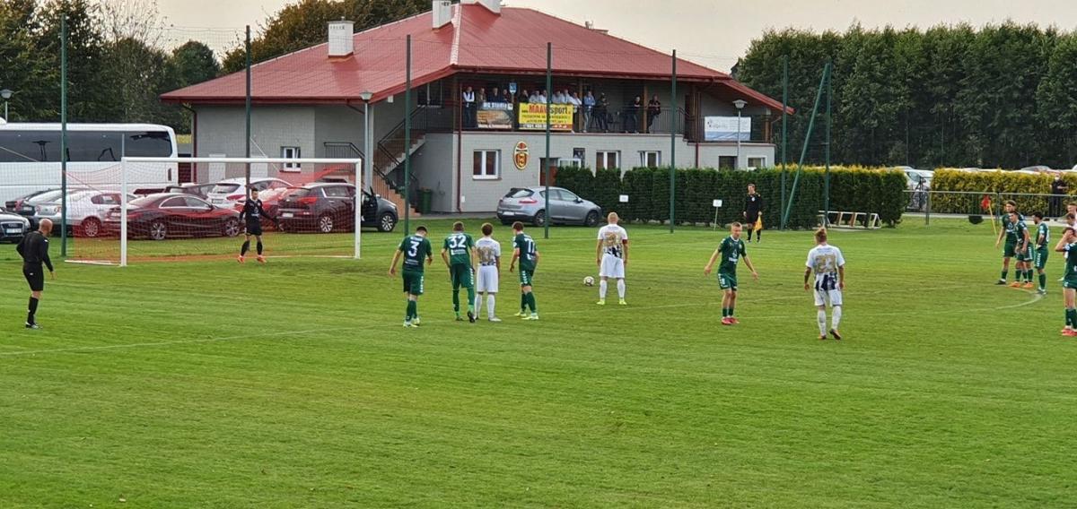 Za moment Krzysztof Pietluch wyrówna stan meczu z Hetmanem Zamość, skutecznie egzekwując rzut karny.<br/>fot.www.facebook.com/wolczankastalsystems