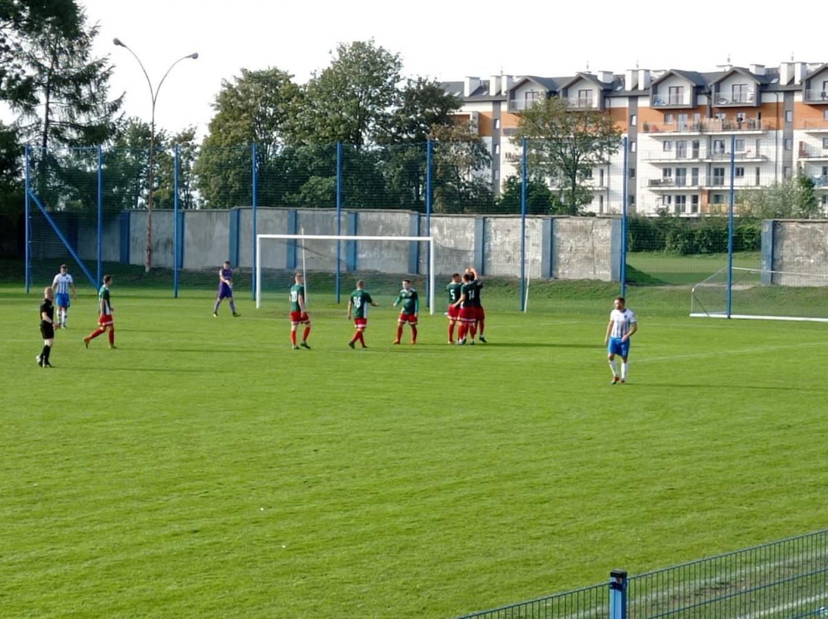 Piłkarze z Niska dwukrotnie cieszyli się ze zdobycia bramki na stadionie przy ul. Bandurskiego w Jarosławiu.<br/>fot.Dominik Budzowski