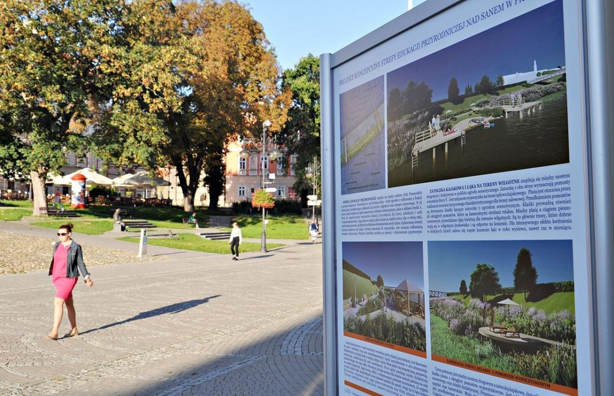 4 września br. na Rynku doszło do otwarcia wystawy plenerowej, prezentującej autorską koncepcję zagospodarowania nabrzeży Sanu.<br/>fot.Mariusz Godos