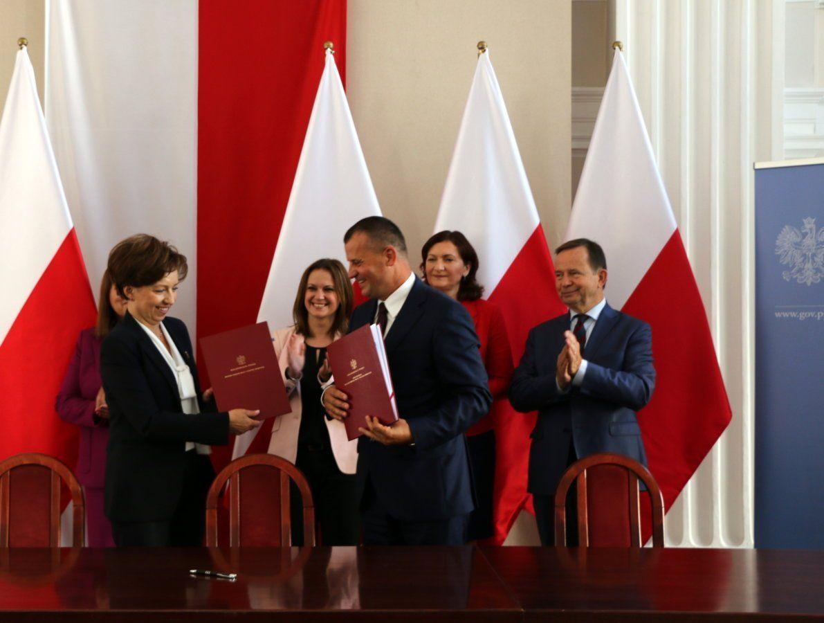 Umowę przypieczętowującą powstanie centrów usług społecznych w gminach Tryńcza i Adamówka parafowali w obecności wiceminister Anny Schmidt-Rodziewicz, posłanki Teresy Pamuły, wojewody Ewy Leniart i marszałka Władysława Ortyla: minister Marlena Maląg oraz włodarze gmin Tryńcza i Adamówka – Ryszard Ję