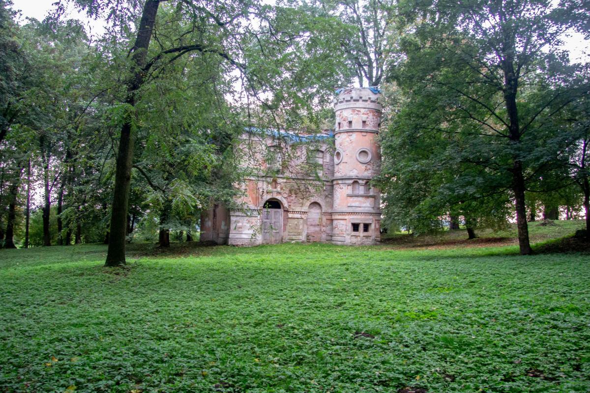Dworek w Cieszacinie robi wrażenie, jeśli deklaracje potencjalnych inwestorów okazałby się prawdziwe, sołectwo zyskałoby prawdziwy skarb – mieszkańcy zastanawiają się jednak, czy plany prezesów stowarzyszenia i fundacji nie są zbyt piękne, żeby były realne.<br/>fot.Bartłomiej Pacek