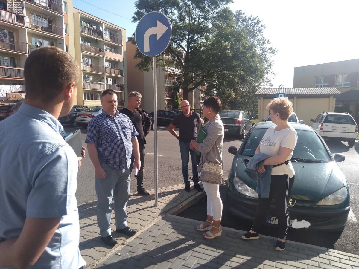 M. Hajnosz (drugi z lewej) przewodzi grupie mieszkańców, którzy na osiedlu Parkowe chcą przywrócenie dawnej organizacji ruchu<br/>fot.FB/Mirosław Hajnosz