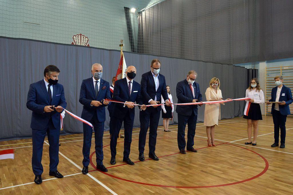 W przecięciu symbolicznej wstęgi wzięli udział m.in. zaproszeni goście. Od lewej: Dariusz Stańko, Robert Choma, Tomasz Dziumak, Wojciech Bakun, Piotr Pilch oraz kierownik przemyskiej delegatury Podkarpackiej Kuratorium Oświaty Bernadeta Jasińska.<br/>fot.UM Przemyśl