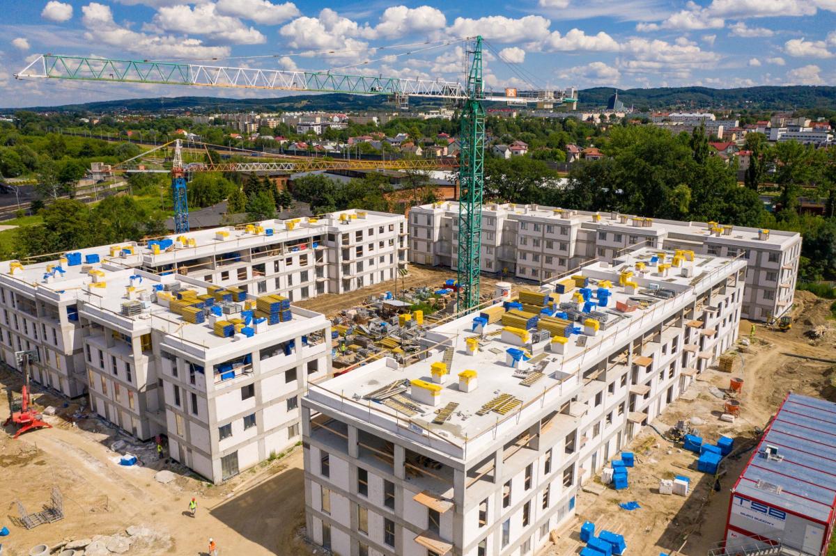 Nie jest prawdą, że PFRN SA wycofuje się ze swoich planów w całej Polsce. Obecnie na Podkarpaciu, dokładnie w Dębicy, trwa budowa 201 mieszkań przy ulicy Ratuszowej. Lokale zostaną przekazane najemcom już w przyszłym roku.<br/>fot.www.pfr-nieruchomosci.pl